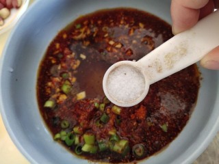 12、酸辣土豆粉,1克盐