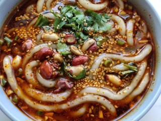 16、酸辣土豆粉,放入花生米，香菜