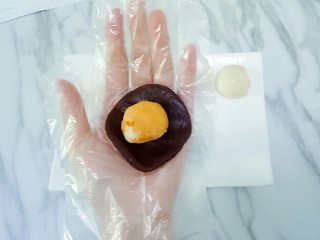 8、豆沙蛋黄月饼,将熟咸鸭蛋黄放在豆沙上