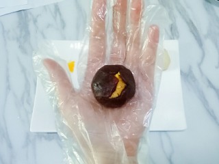 9、豆沙蛋黄月饼,满满的包裹整个蛋黄