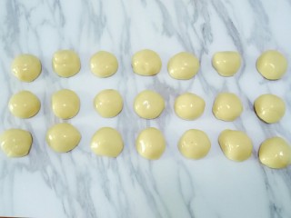12、豆沙蛋黄月饼,将面团分成20克一份