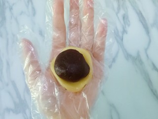 14、豆沙蛋黄月饼,将豆沙蛋黄放在饼皮上