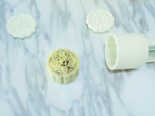 18、豆沙蛋黄月饼,压出月饼形状,依次做完所有
