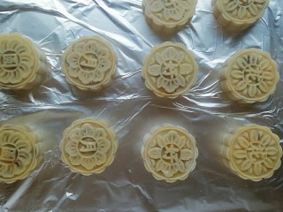 19、豆沙蛋黄月饼,压出月饼形状,转移到烤盘上,表面喷一点水