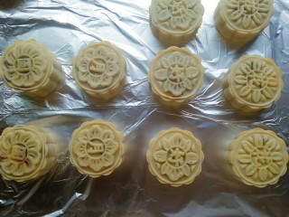 21、豆沙蛋黄月饼,拿出来刷少许鸡蛋液,继续放回烤箱烤15分钟(鸡蛋液是一个蛋黄加少许水搅拌均匀)