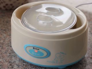 7、酸奶思慕雪,7、 放入酸奶机,发酵6-10个小时即可。