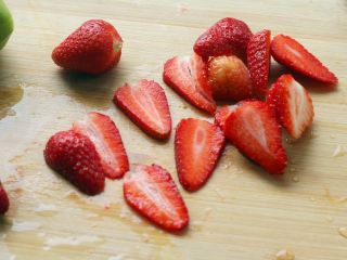 13、酸奶思慕雪,13、 草莓切成薄片。