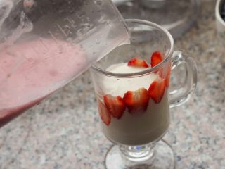 20、酸奶思慕雪,20、 倒入杯子里,倒满。