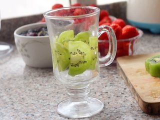 22、酸奶思慕雪,22、 贴在另外一个杯子的杯壁上,倒满酸奶即可。