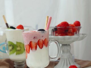 23、酸奶思慕雪,23、 用水果和巧克力饼干棒装饰一下,好喝又好看的酸奶思慕雪就做好了。