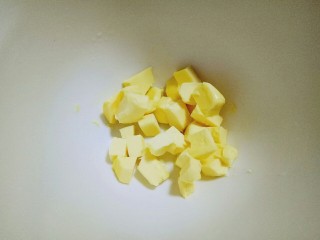 2、原味曲奇饼干,黄油切小块,室温软化。(室温自然软化即可)