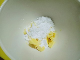 4、原味曲奇饼干,黄油用手指按一下,很轻松的就能按到底,这时就可以加入糖粉。