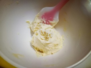 11、原味曲奇饼干,用硅胶刮刀把面粉和黄油用翻拌的手法,翻拌至均匀,且无干粉。(从底部往上翻,不要画圈搅拌,避免面粉起筋。)