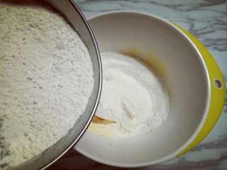 10、原味曲奇饼干,筛入低筋面粉。(一定要过细筛)