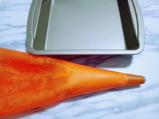 13、原味曲奇饼干,将做好的面糊装入裱花袋中,准备好烤盘。