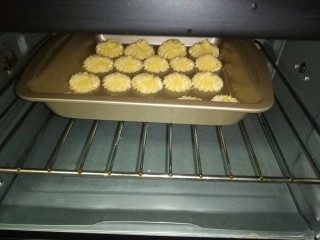 15、原味曲奇饼干,烤箱提前170度预热,之后将烤盘入烤箱中层170度烤18-20分钟。(烤箱温度及时间要根据自家烤箱的移功能另定)注意观察颜色。