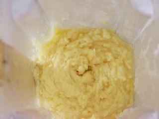 4、冰镇绿豆糕,用料理机搅打成细腻的绿豆泥后倒出备用