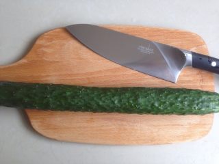 1、拍黄瓜,首先将黄瓜洗干净，因为是生吃的，可以用暖开水烫一下外皮，如果是自家种植的放心食品，当然就不需要啦。