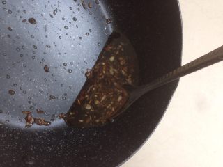 8、拍黄瓜,再倒入白醋，拌匀。