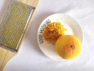 2、#曲奇菜谱秀#满口留香曲奇,橙子擦皮备用；