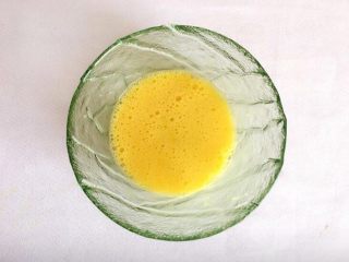 3、#曲奇菜谱秀#满口留香曲奇,鸡蛋打散；