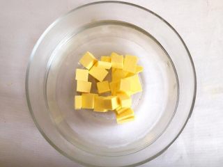 4、#曲奇菜谱秀#满口留香曲奇,黄油软化到可以打发的程度即可；