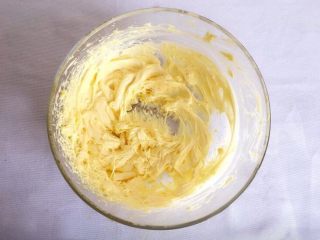 5、#曲奇菜谱秀#满口留香曲奇,用电动打蛋器搅打至颜色变浅，体积蓬松的最好状态；