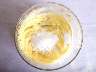 6、#曲奇菜谱秀#满口留香曲奇,筛入糖粉搅打至完全融合；