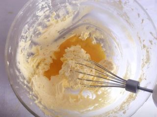 7、#曲奇菜谱秀#满口留香曲奇,分次加入鸡蛋液，搅打均匀；每次加入都要确保打均匀；