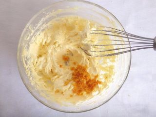 8、#曲奇菜谱秀#满口留香曲奇,加入一小撮橙子皮；搅打均匀；