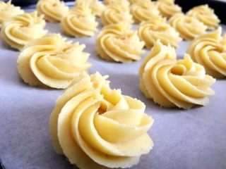 11、#曲奇菜谱秀#满口留香曲奇,挤出你喜欢的形状即可；