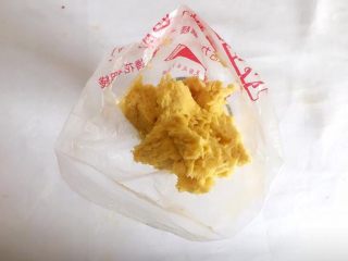 10、#曲奇菜谱秀#满口留香曲奇,用刮刀拌均匀，装入裱花袋；