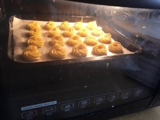 12、#曲奇菜谱秀#满口留香曲奇,烤箱提前预热，170度上下火20分钟左右；温度仅供参考；