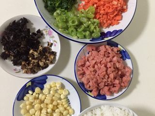 1、高考夜宵—鸡蛋饼卷子,把所有食材切成玉米粒大小的小丁，备用