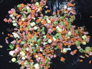 2、高考夜宵—鸡蛋饼卷子,倒油少许，葱爆炒后分别放入各类食材