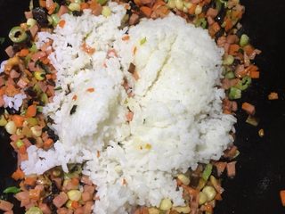 3、高考夜宵—鸡蛋饼卷子,倒入米饭