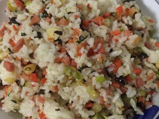 4、高考夜宵—鸡蛋饼卷子,分别加入酱油，盐等，炒好备用……