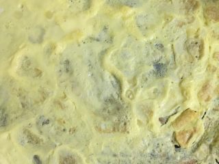 5、高考夜宵—鸡蛋饼卷子,将鸡蛋打入碗中，摊成鸡蛋饼备用