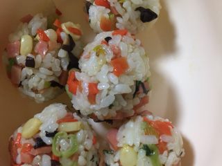 7、高考夜宵—鸡蛋饼卷子,如剩下米饭，可拿保鲜膜捏成团，小宝宝也很喜欢????