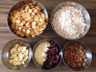 1、台湾网红零食雪花饼,提前把材料分别称好，坚果需要提前烤熟（180度5分钟）千万不要烤糊了哦⊙∀⊙！