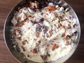 2、台湾网红零食雪花饼,把奶粉，蔓越莓，综合坚果混合均匀，方便后面操作。