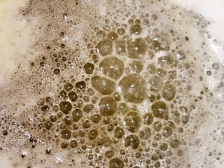 3、台湾网红零食雪花饼,用不粘锅操作，用明火或者电陶炉大火将黄油融化至烧开，