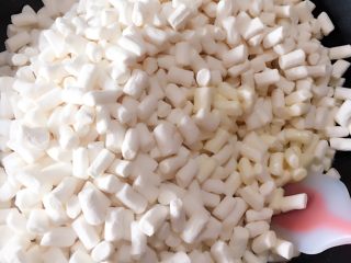 4、台湾网红零食雪花饼,烧开后转小火放入棉花糖，搅拌至看不到整粒的棉花糖