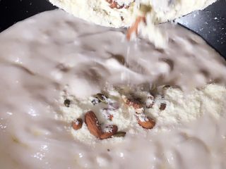 5、台湾网红零食雪花饼,将综合坚果，蔓越莓，奶粉的混合物一次性倒入锅内融化好的棉花糖里