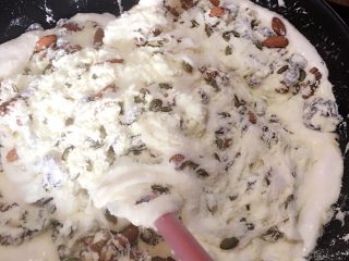 6、台湾网红零食雪花饼,混合均匀，一直是小火，开大火的话，棉花糖会化没的！！！！