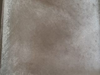 8、台湾网红零食雪花饼,提前把准备好的28×28的方盘撒上薄薄一层的脱脂奶粉，防黏。