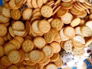 11、台湾网红零食雪花饼,再把另外½的饼干倒上来，戴不黏手套把二者充分按压均匀