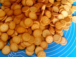 9、台湾网红零食雪花饼,先把½的饼干倒在硅胶垫上