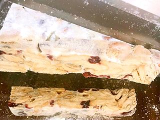 15、台湾网红零食雪花饼,可用菜刀，我用的是切牛轧糖的闸刀