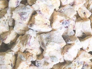 16、台湾网红零食雪花饼,然后在切成2㎝的小方块